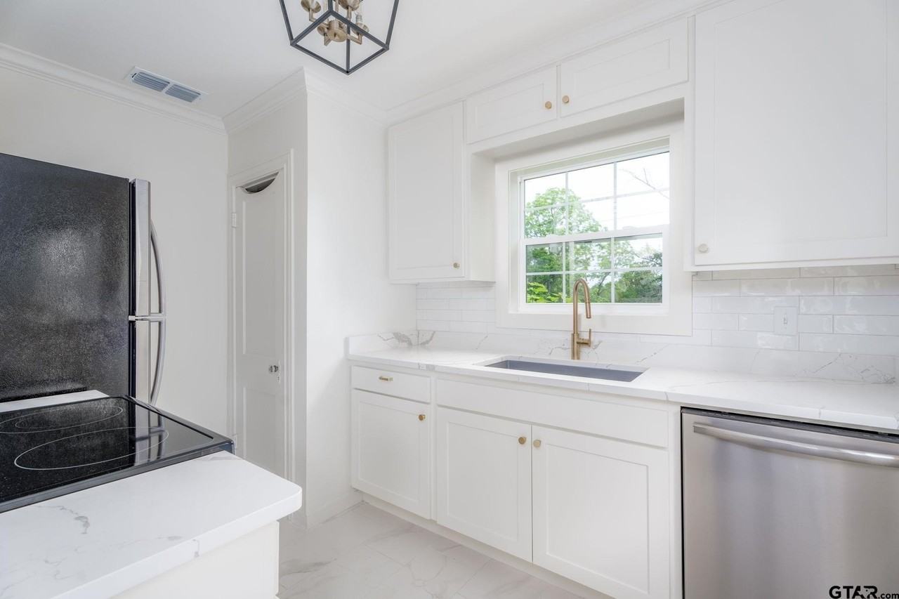 2016B Jarrel Ave - Photo 4 of 17