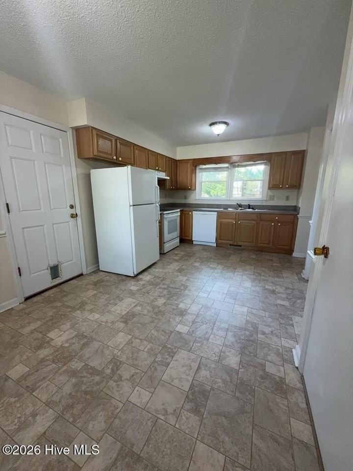 2701 Northwoods Dr - Photo 4 of 14