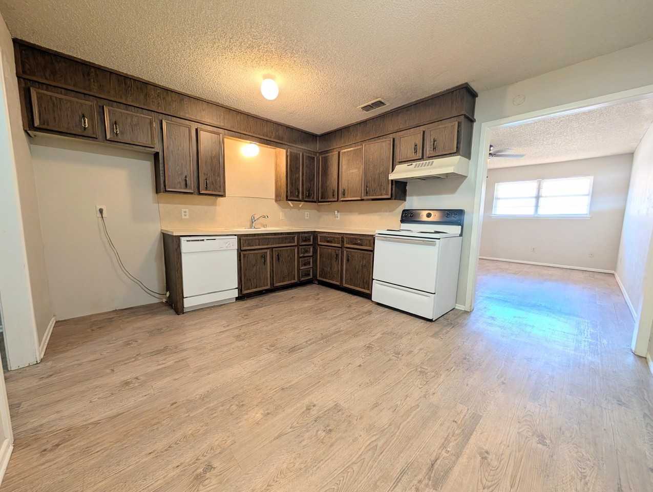 6509 21st St #B - Photo 3 of 9