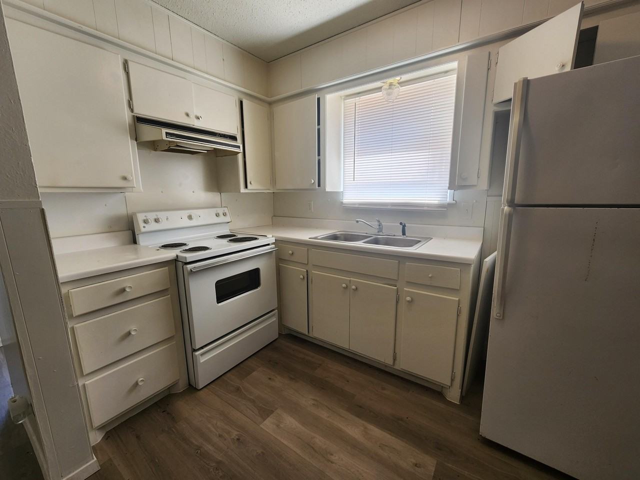 609 38th St #B - Photo 3 of 9