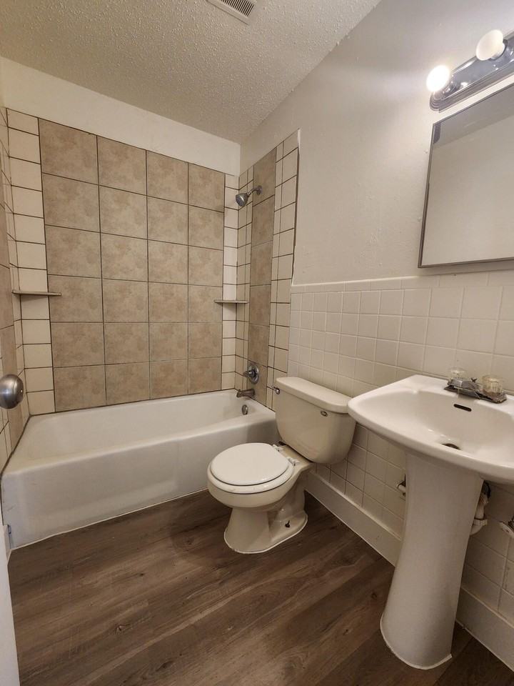 609 38th St #B - Photo 7 of 9