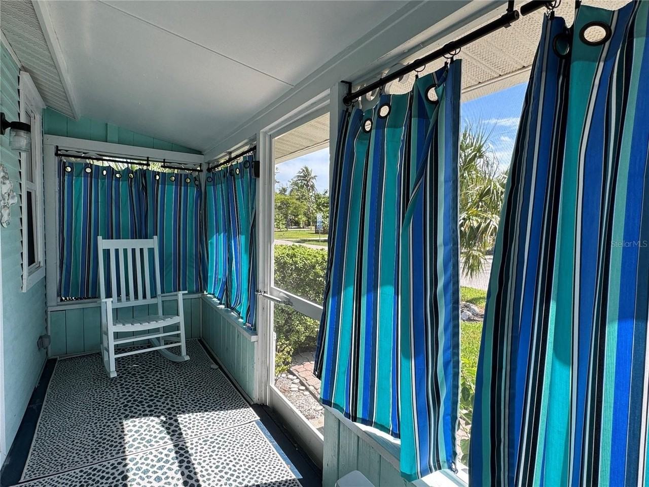 6980 Poinsetta Ave - Photo 2 of 17