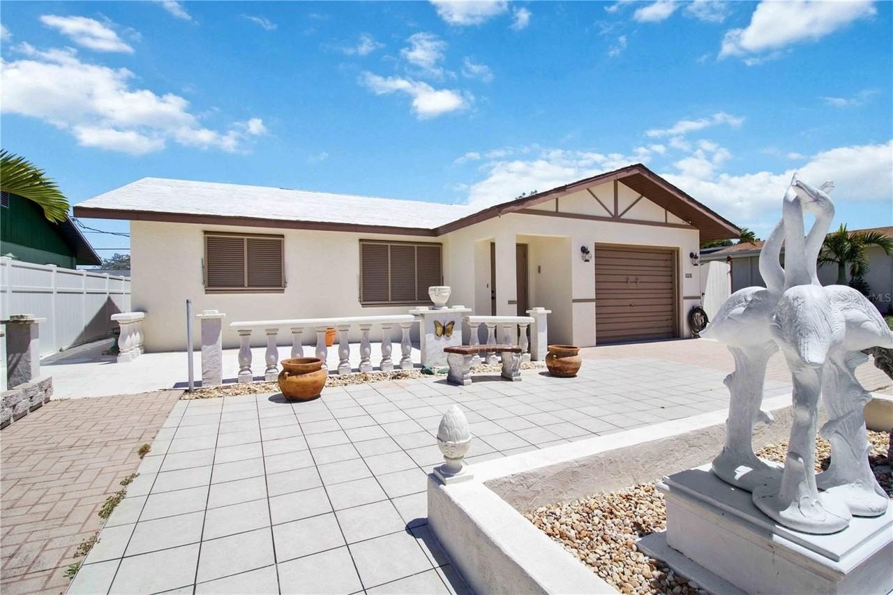 1028 Lillian St - Photo 4 of 30