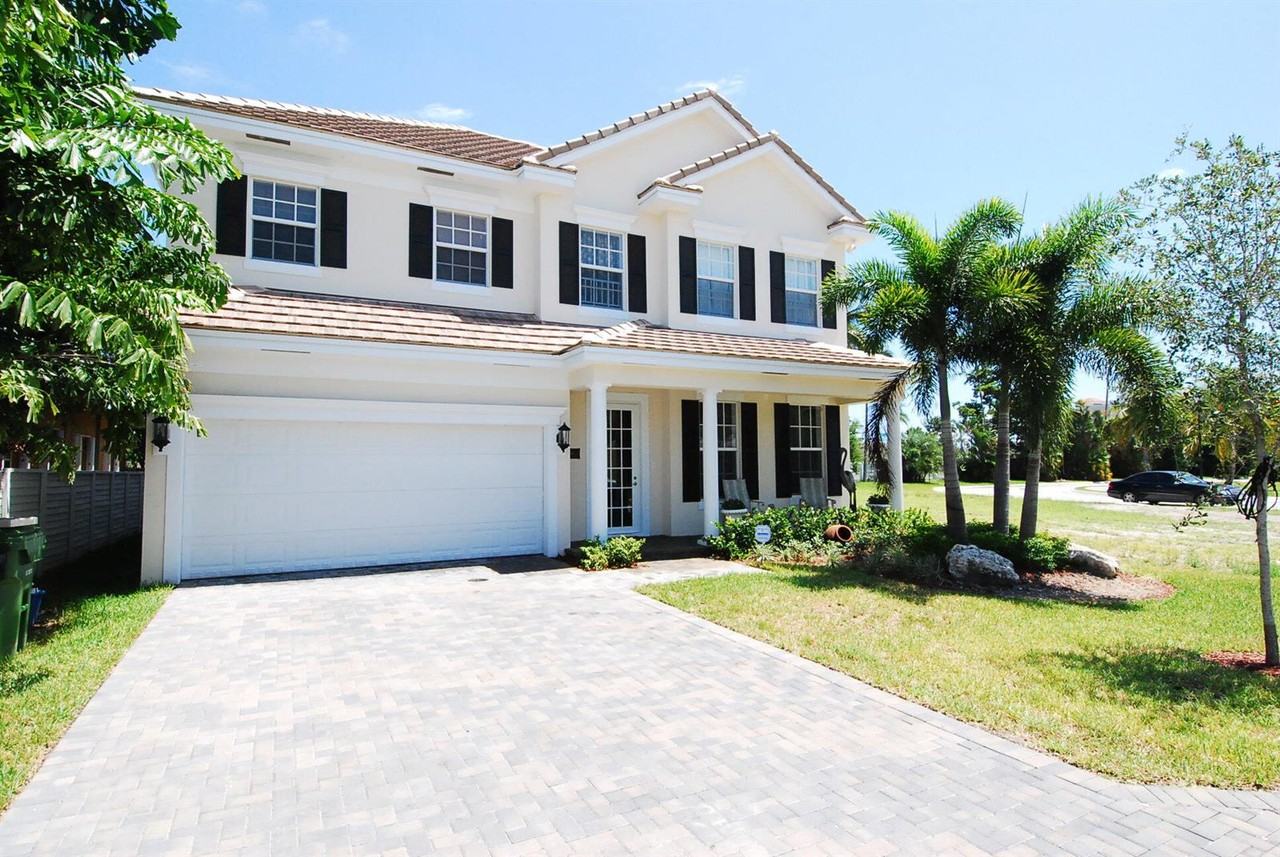 2200 Sw 13th Ave - Photo 2 of 8