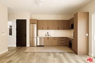 2325 27th St #B - Photo 2 of 8