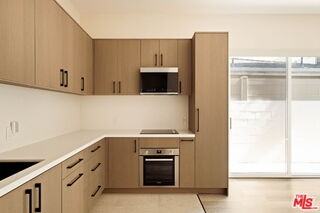 2325 27th St #B - Photo 3 of 8