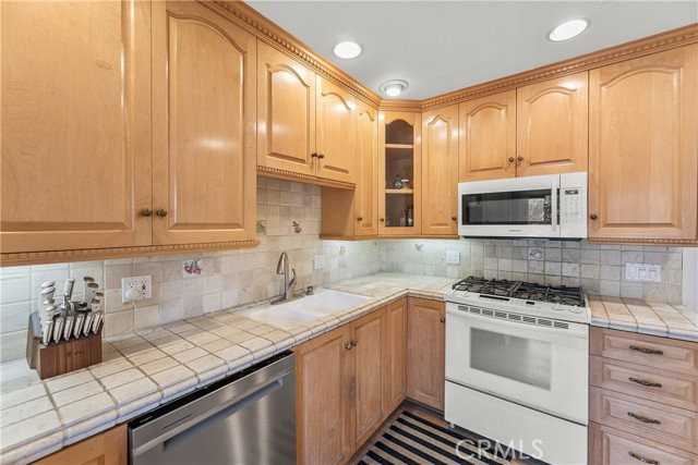 4745 La Villa Marina #J - Photo 5 of 8