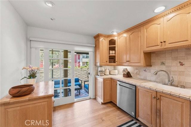 4745 La Villa Marina #J - Photo 6 of 8