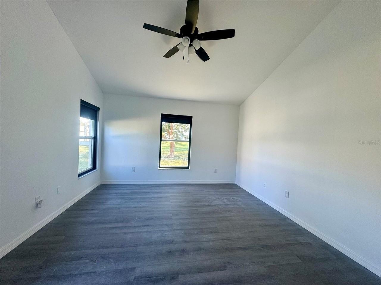 215 Hollowbrook Cir - Photo 5 of 25