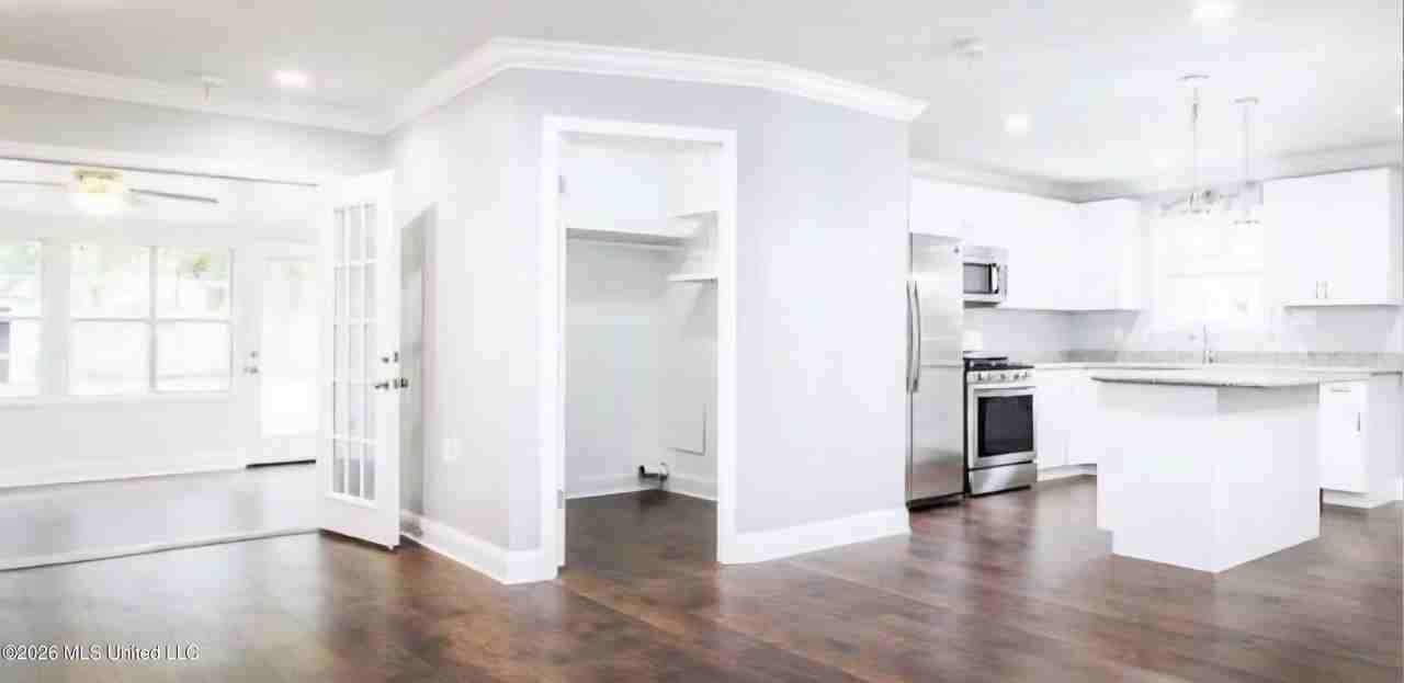 2700 Hargrove Dr - Photo 4 of 8