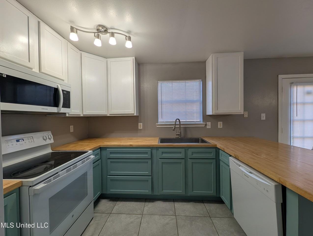 2909 57th Ave - Photo 4 of 14