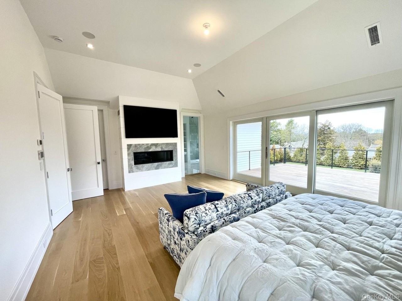 59 Shinnecock Hills Rd - Photo 4 of 20