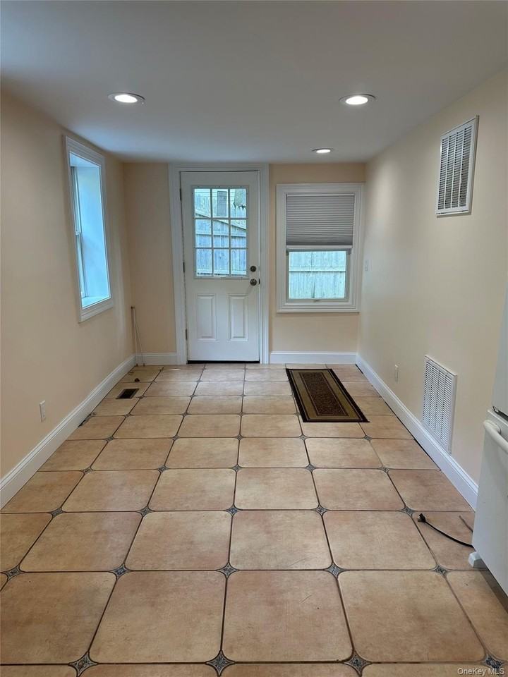 162 Spring Rd - Photo 7 of 17