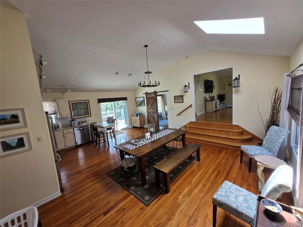 870 Noyack Rd - Photo 3 of 20