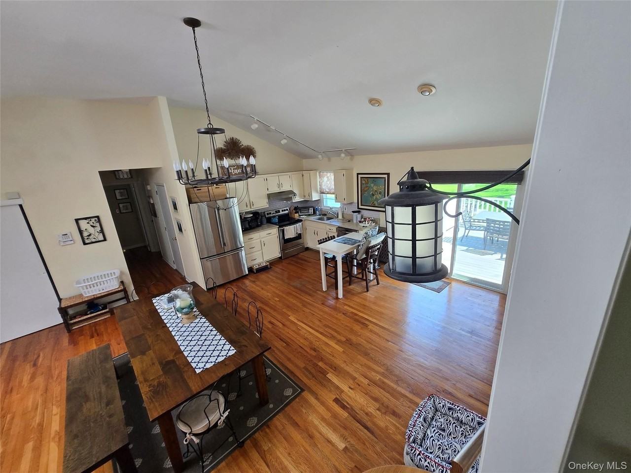 870 Noyack Rd - Photo 5 of 20