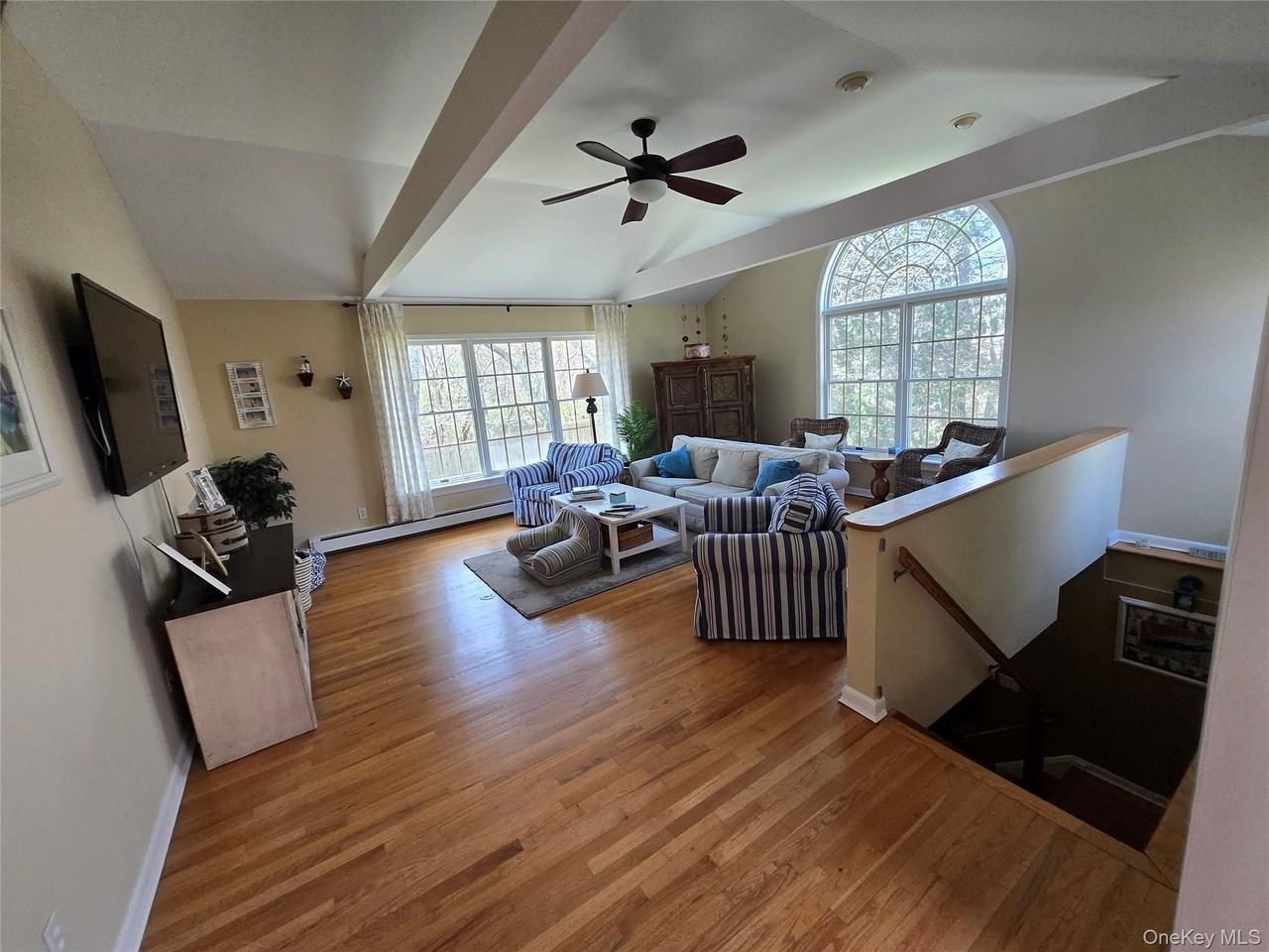 870 Noyack Rd - Photo 7 of 20