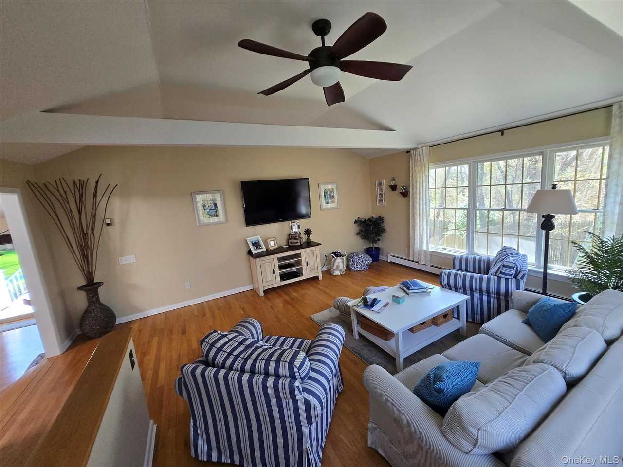 870 Noyack Rd - Photo 4 of 19