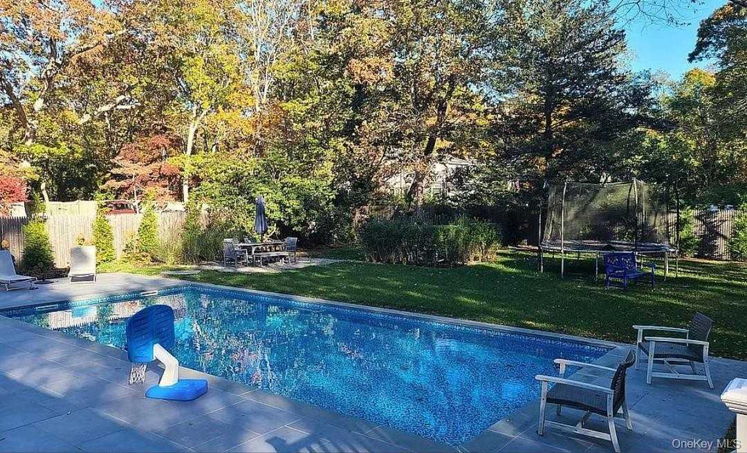 870 Noyack Rd - Photo 2 of 20