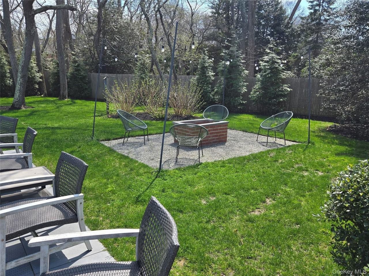 870 Noyack Rd - Photo 4 of 20