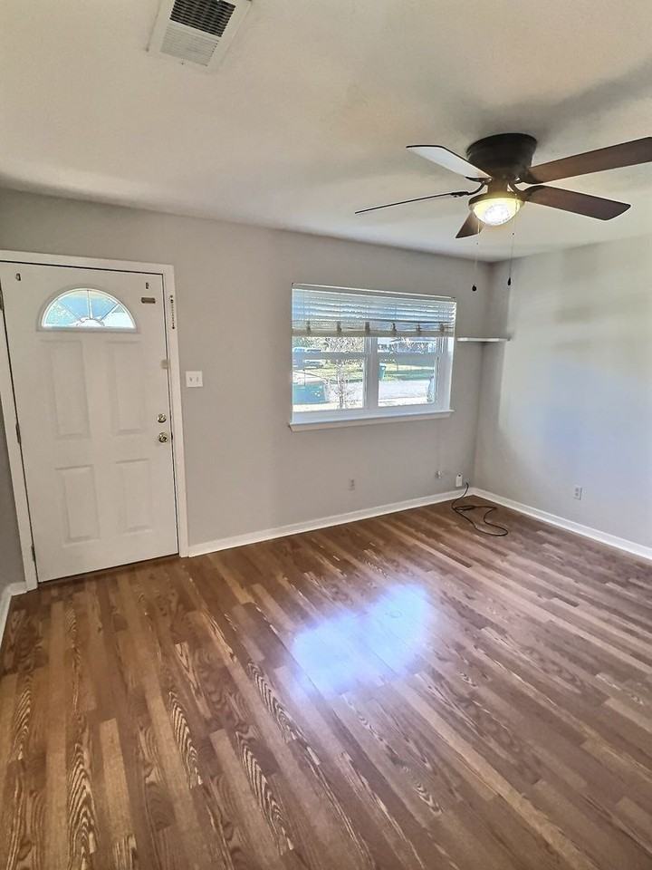 302 Hunter Dr - Photo 2 of 26