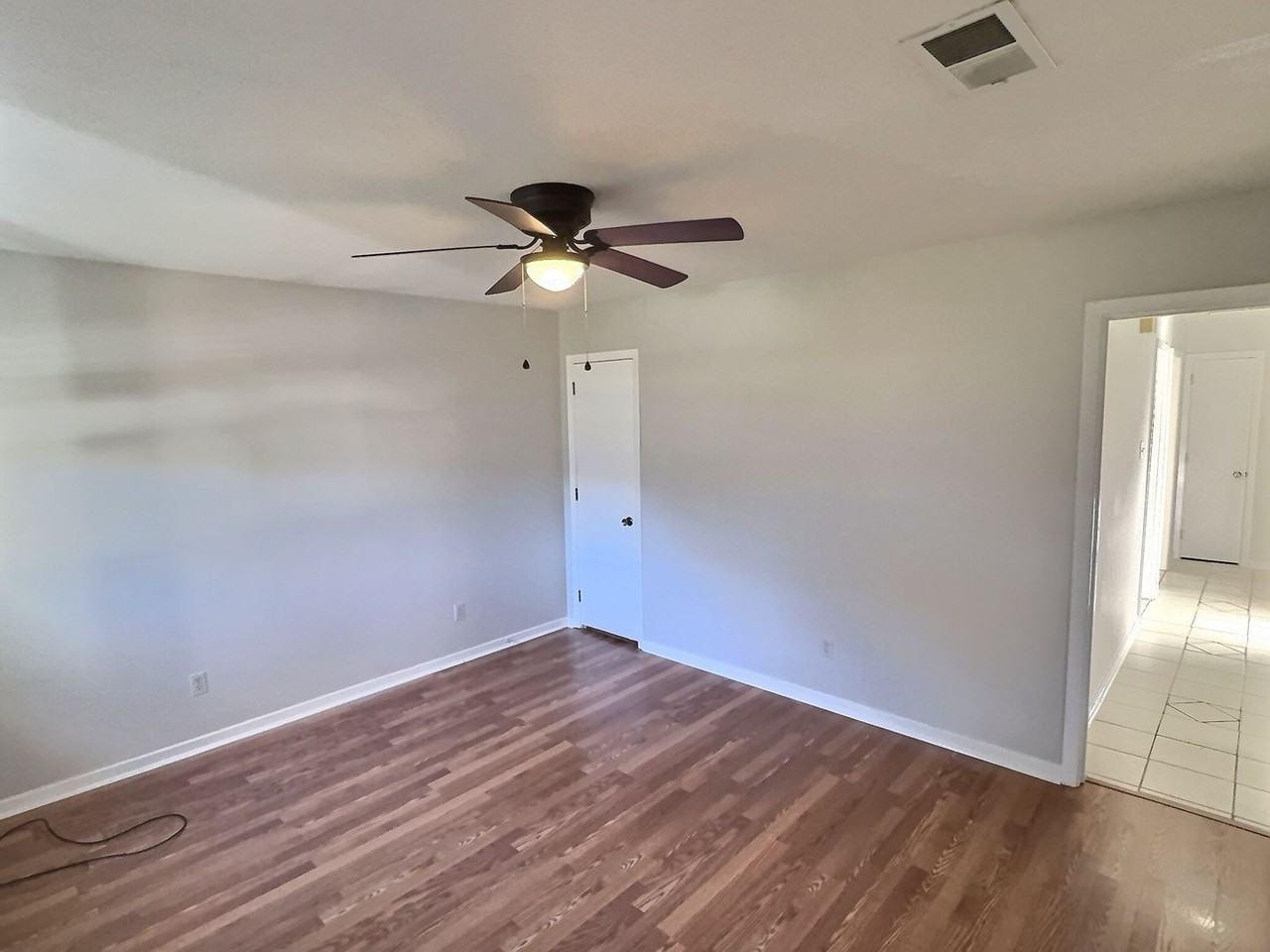302 Hunter Dr - Photo 3 of 26