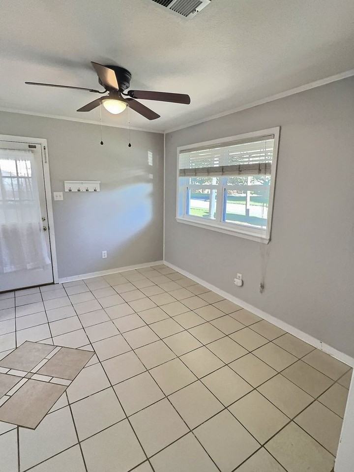 302 Hunter Dr - Photo 4 of 26
