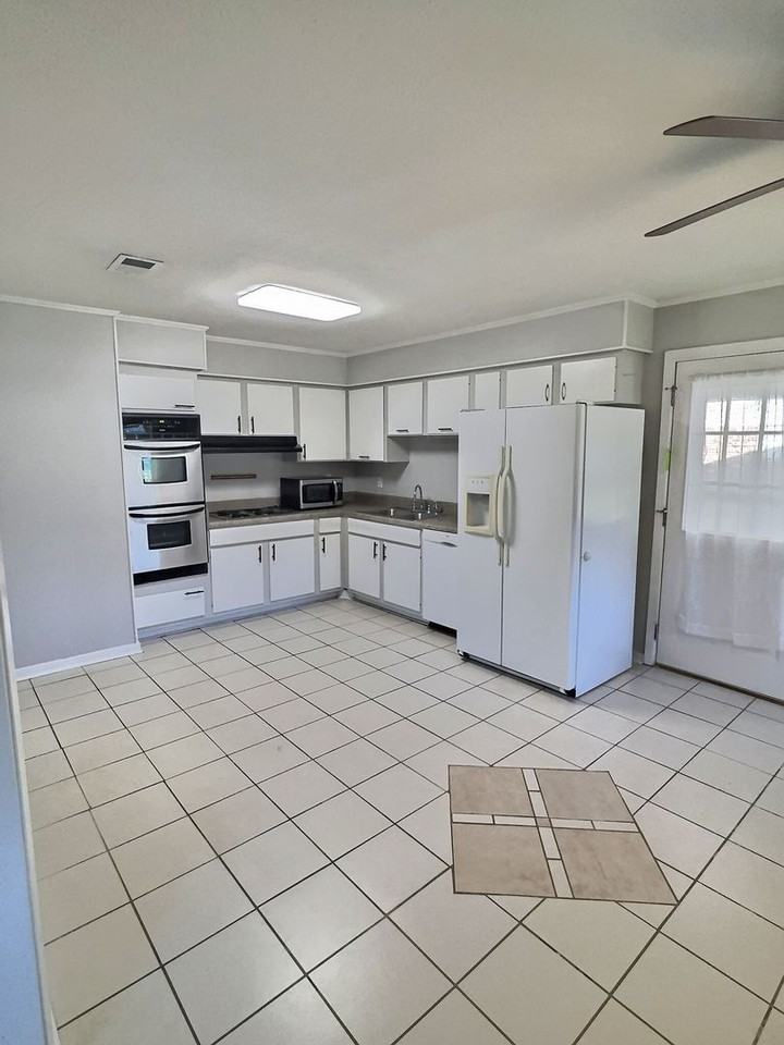 302 Hunter Dr - Photo 5 of 26