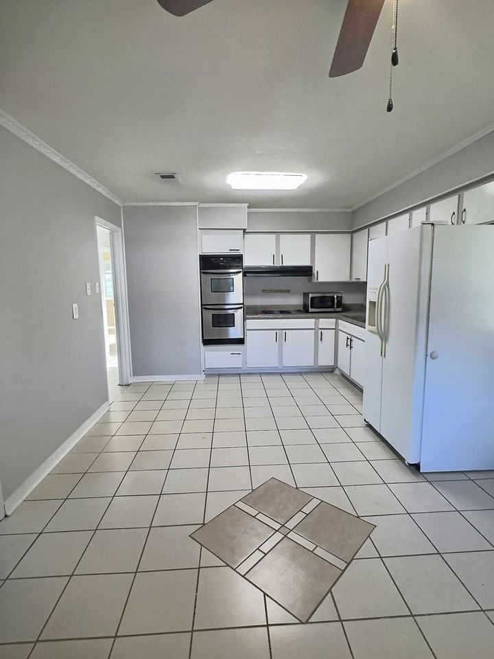 302 Hunter Dr - Photo 6 of 26