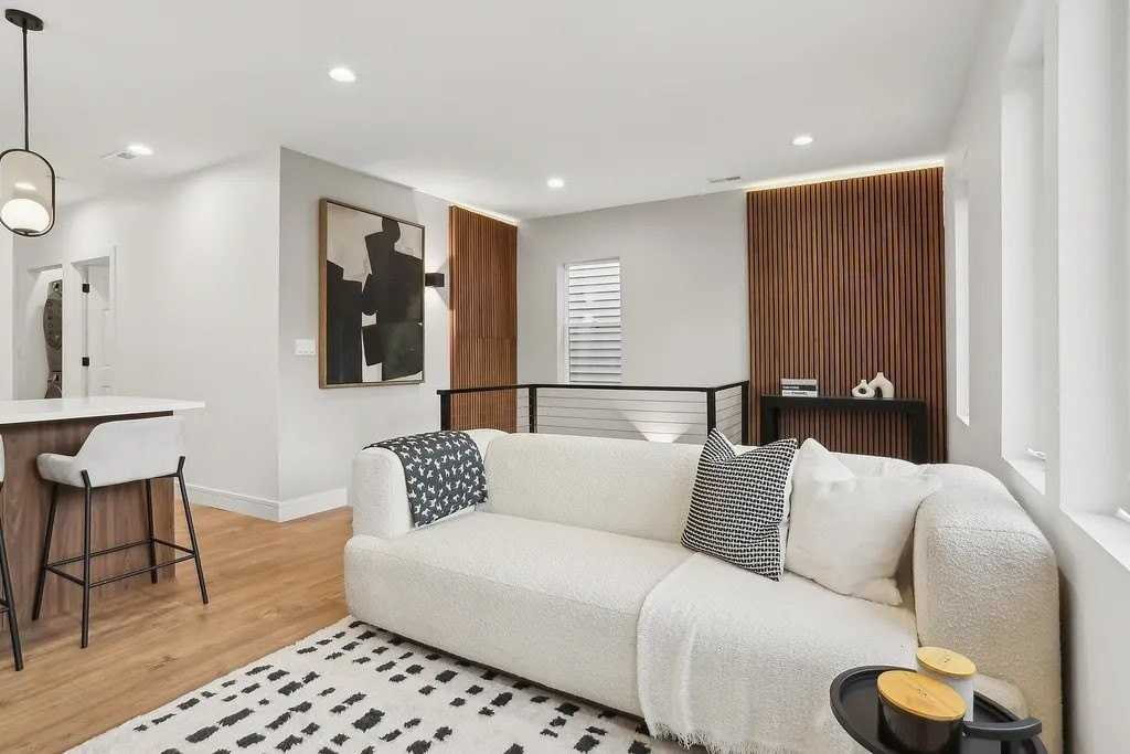 723 N Willard Ct #2 - Photo 5 of 12