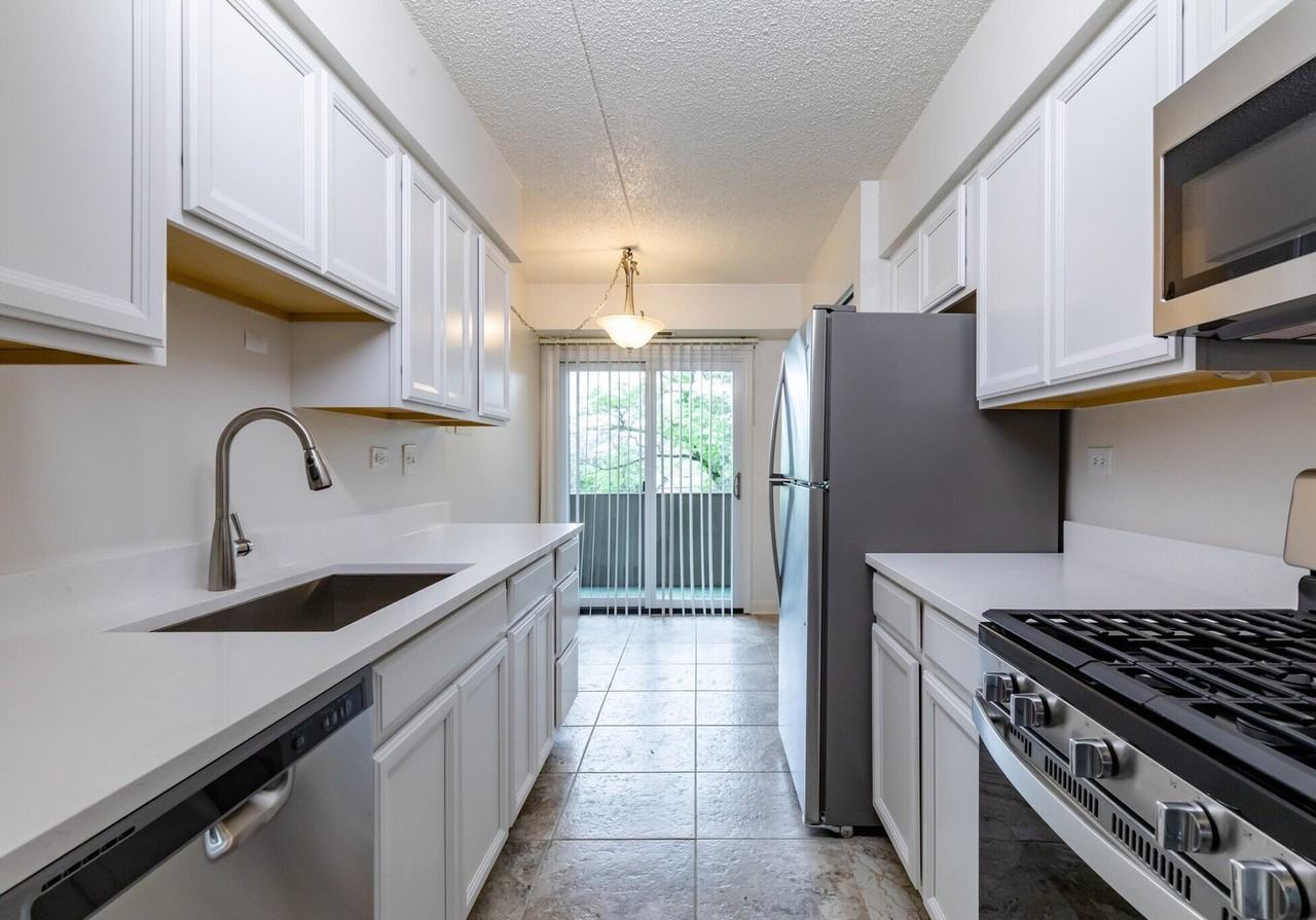 260 E Butterfield Rd #306 - Photo 2 of 8