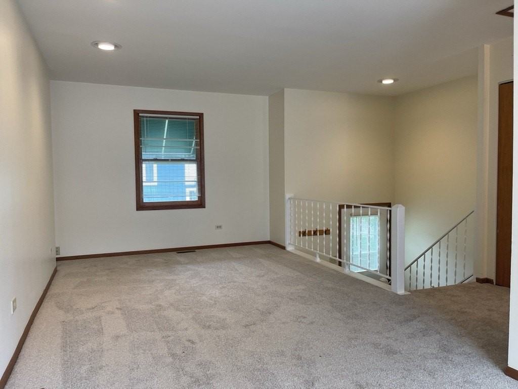 350 College St - Photo 3 of 17