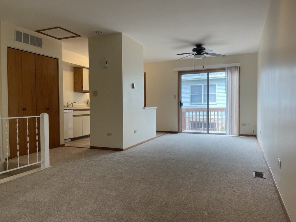 350 College St - Photo 4 of 17