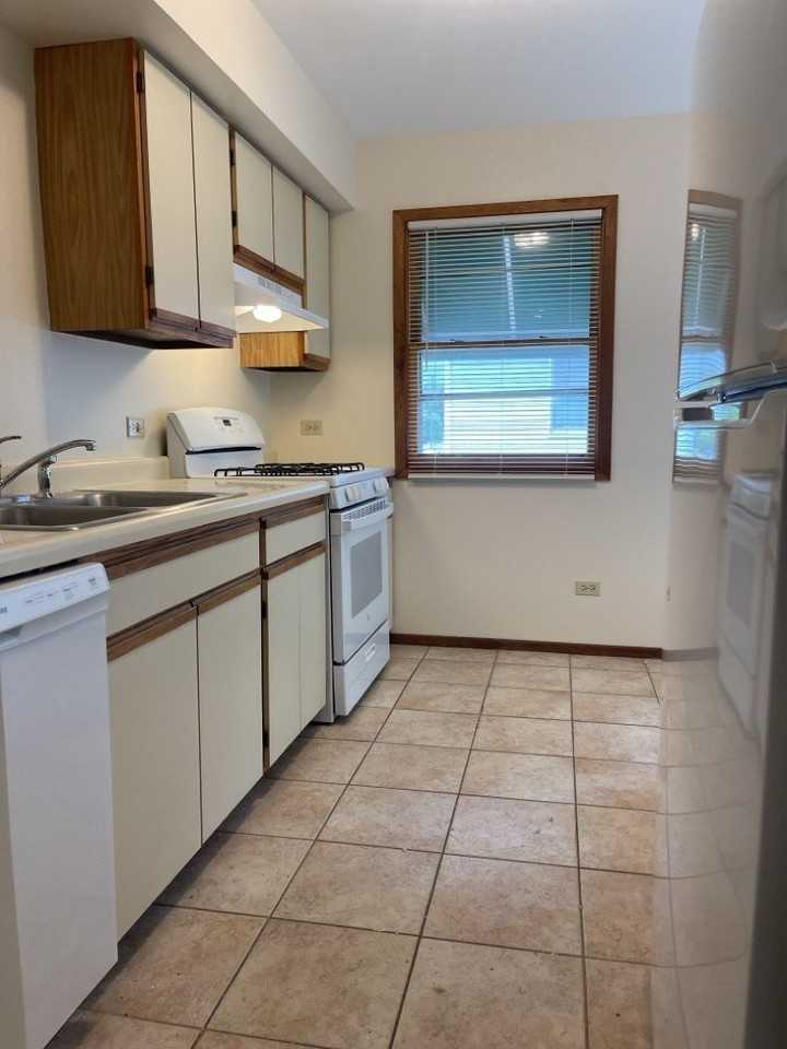 350 College St - Photo 7 of 17