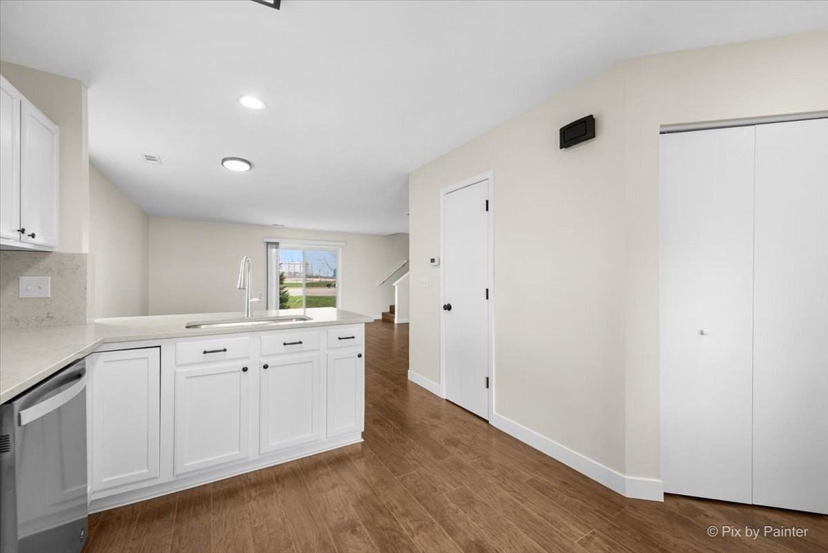 1737 W Chrysler Dr - Photo 5 of 32