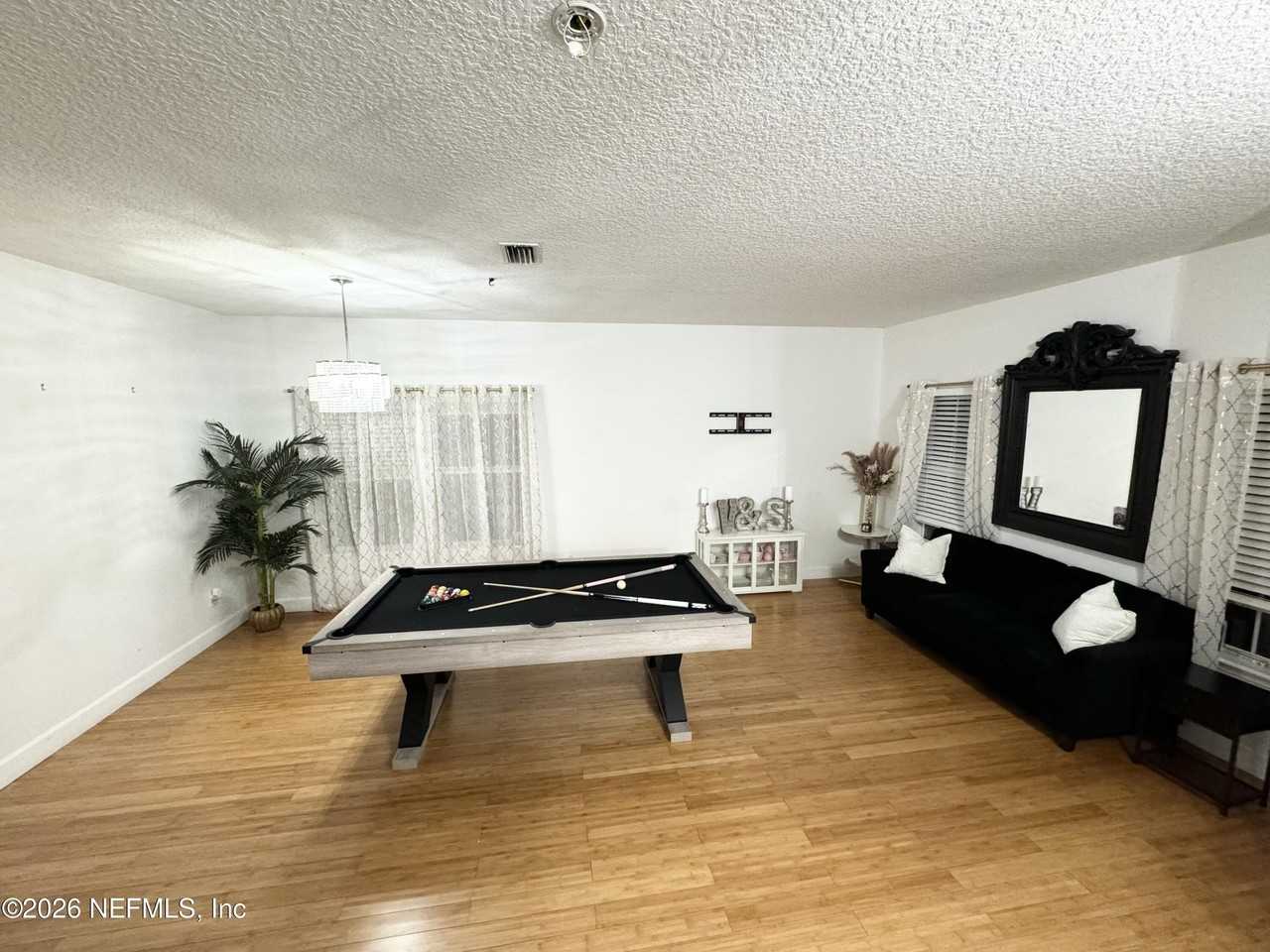 955 Churchhill Ln - Photo 3 of 35