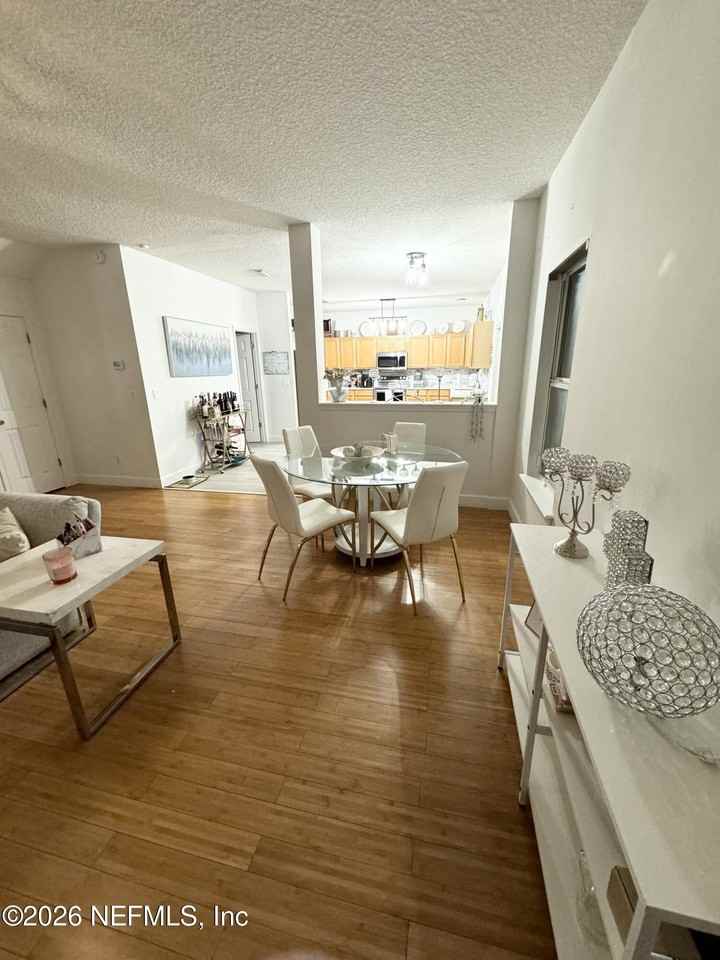 955 Churchhill Ln - Photo 6 of 35