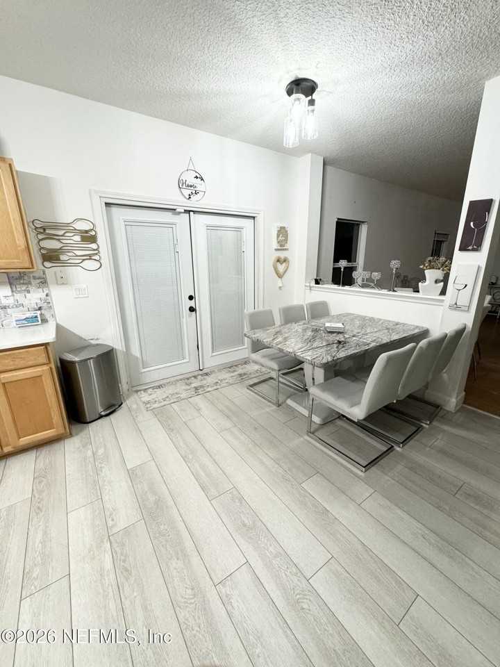 955 Churchhill Ln - Photo 7 of 35