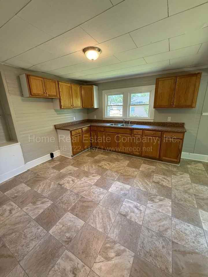 1107 Cayuga St - Photo 3 of 7