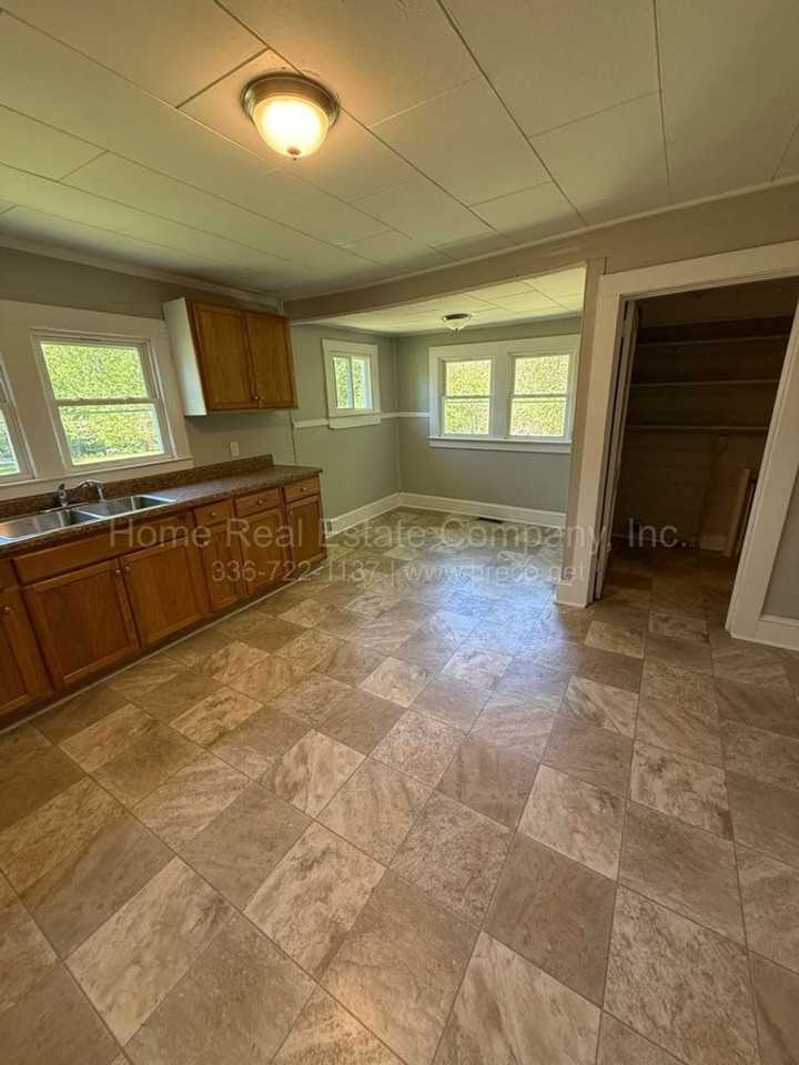 1107 Cayuga St - Photo 4 of 7