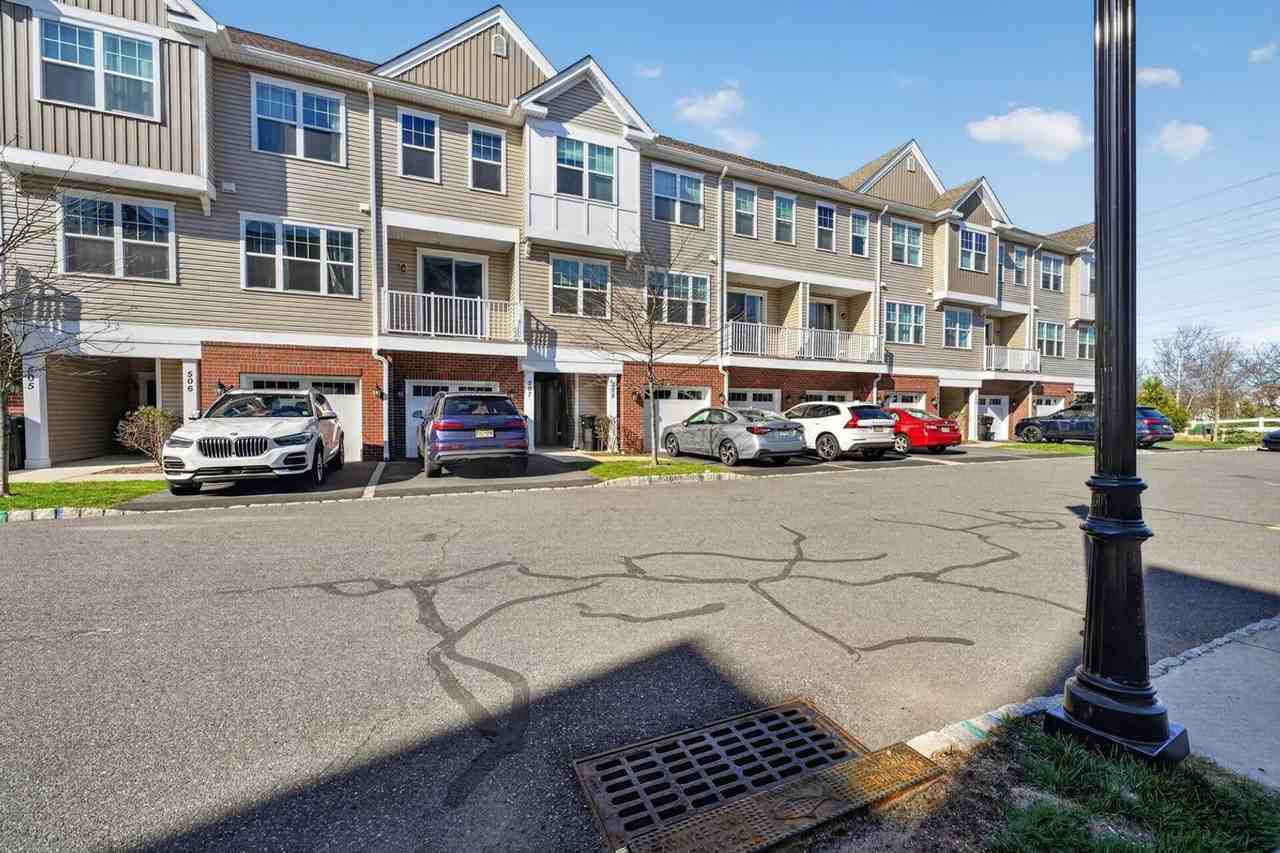 507 Greenland Sq - Photo 3 of 32