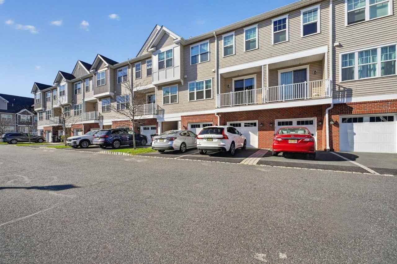 507 Greenland Sq - Photo 4 of 32