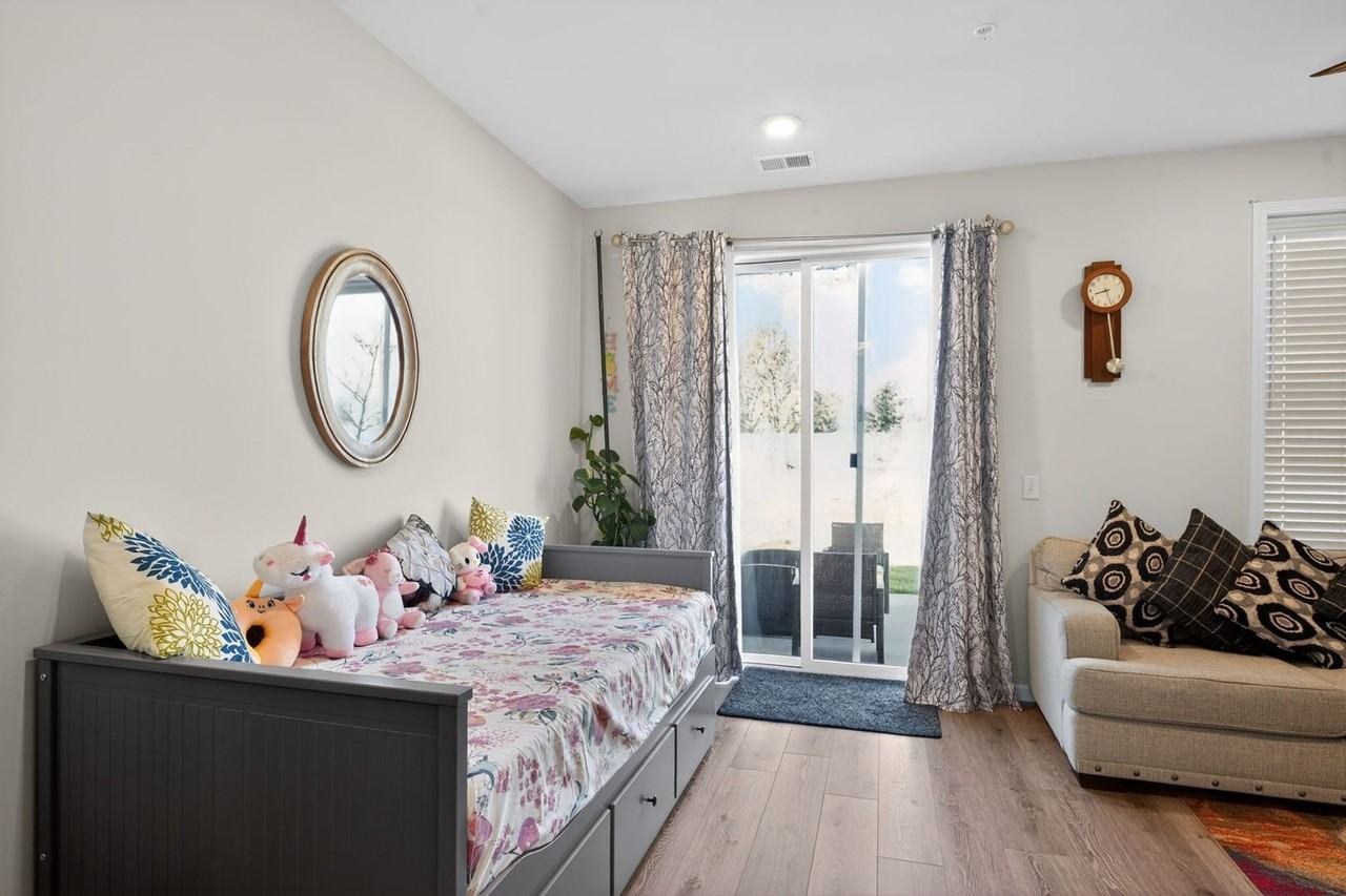 507 Greenland Sq - Photo 6 of 32