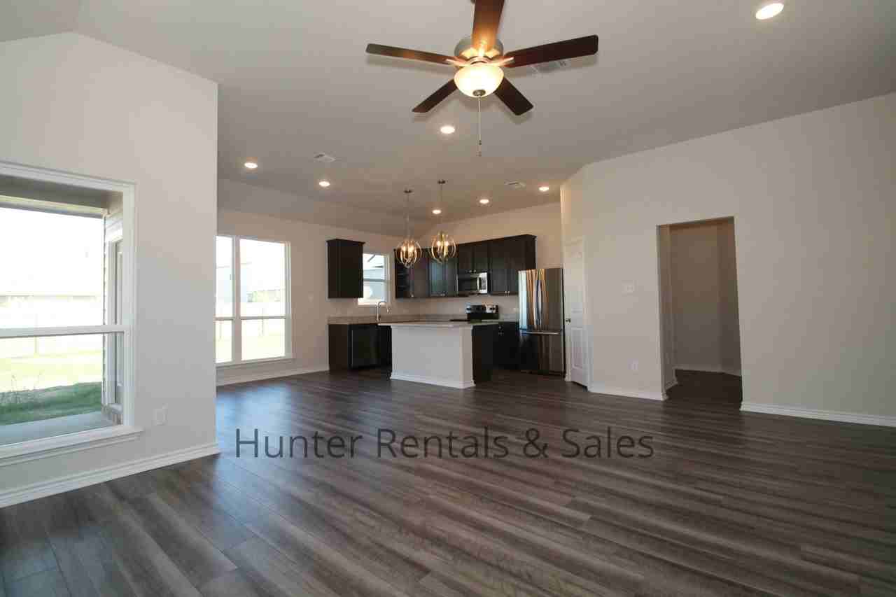 1902 Bayou Wood Ln - Photo 4 of 24