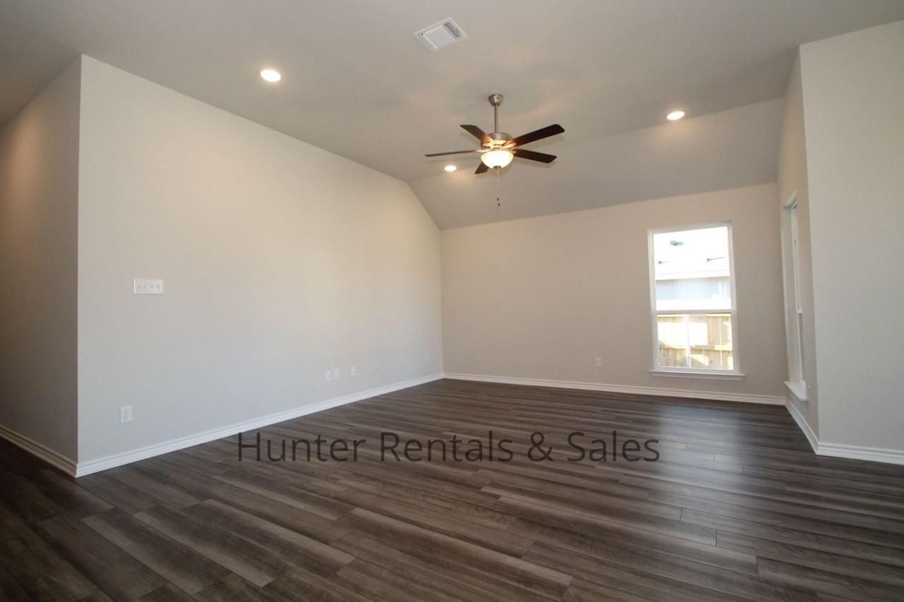 1902 Bayou Wood Ln - Photo 5 of 24