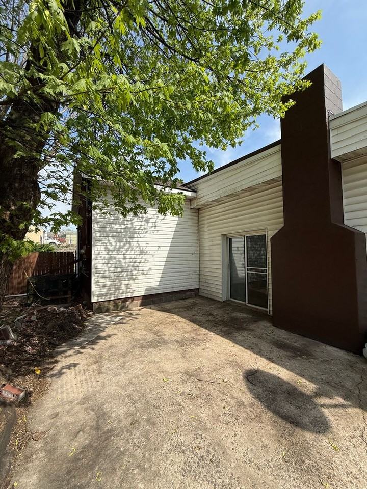 469 Lincoln Way W - Photo 4 of 16