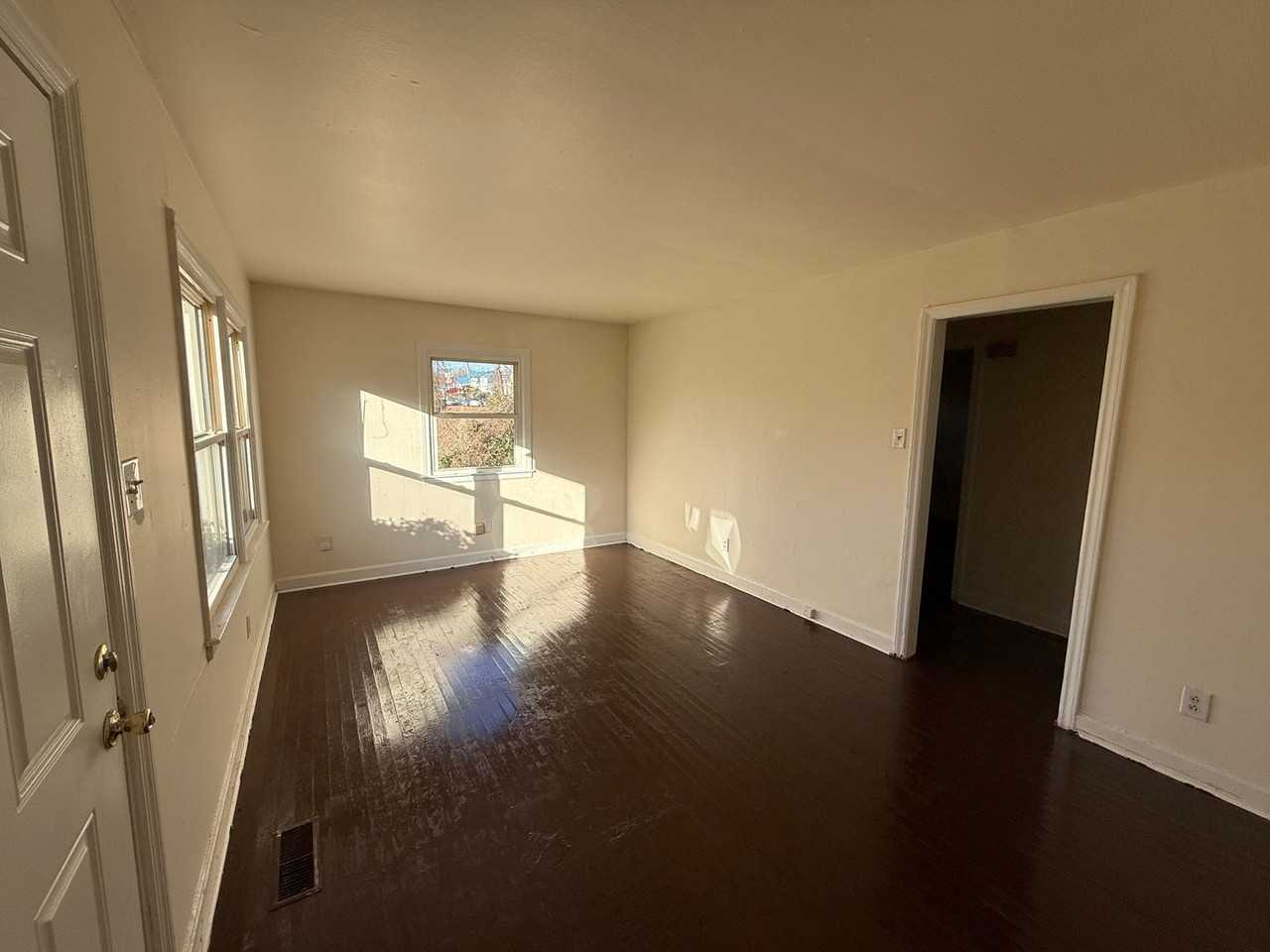 1520 Effingham Rd - Photo 2 of 5