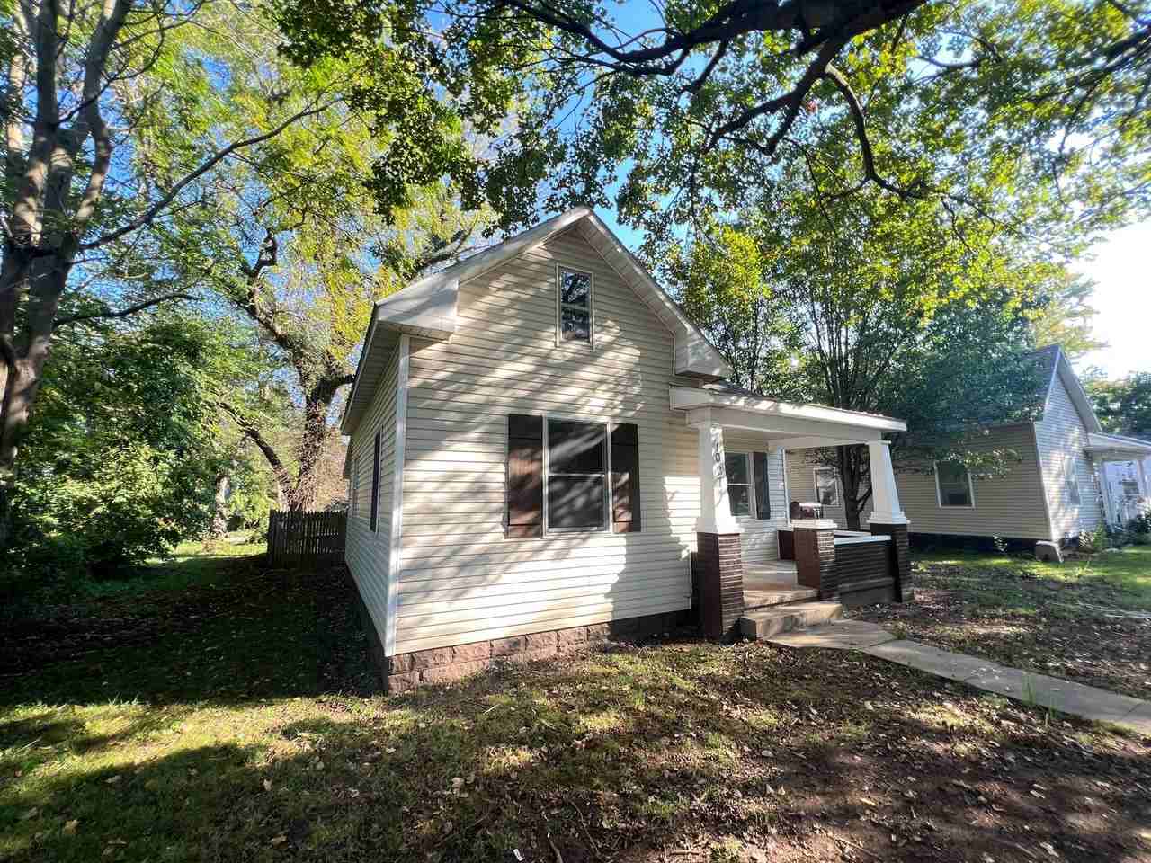 1027 W Florida St - Photo 2 of 20