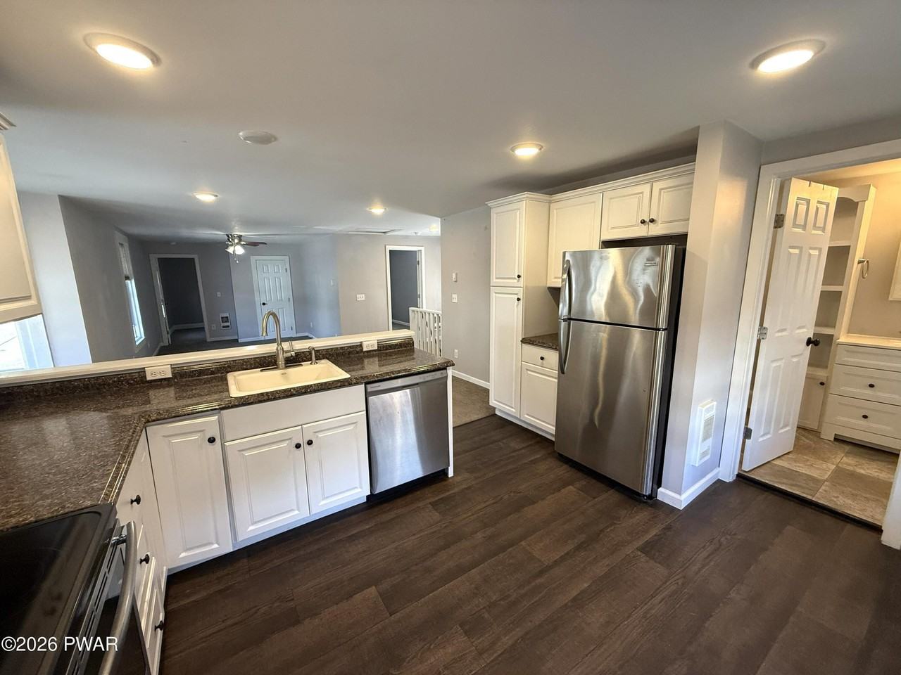 526 Church St #B - Photo 3 of 11