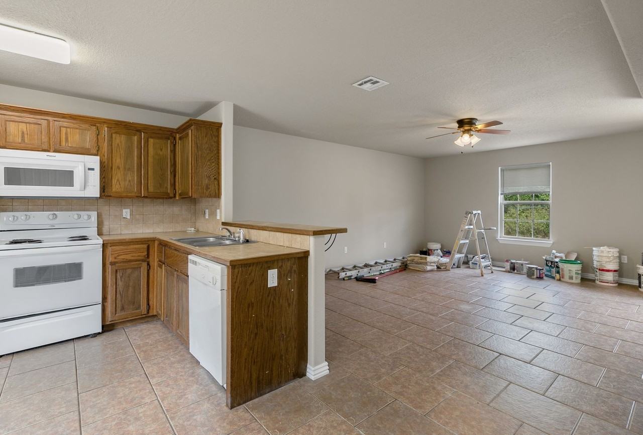 703 W Garland St #A - Photo 7 of 16