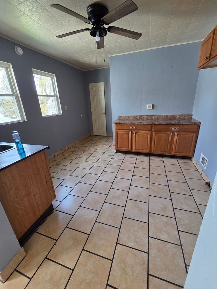 1048 E 4th St - Photo 4 of 8